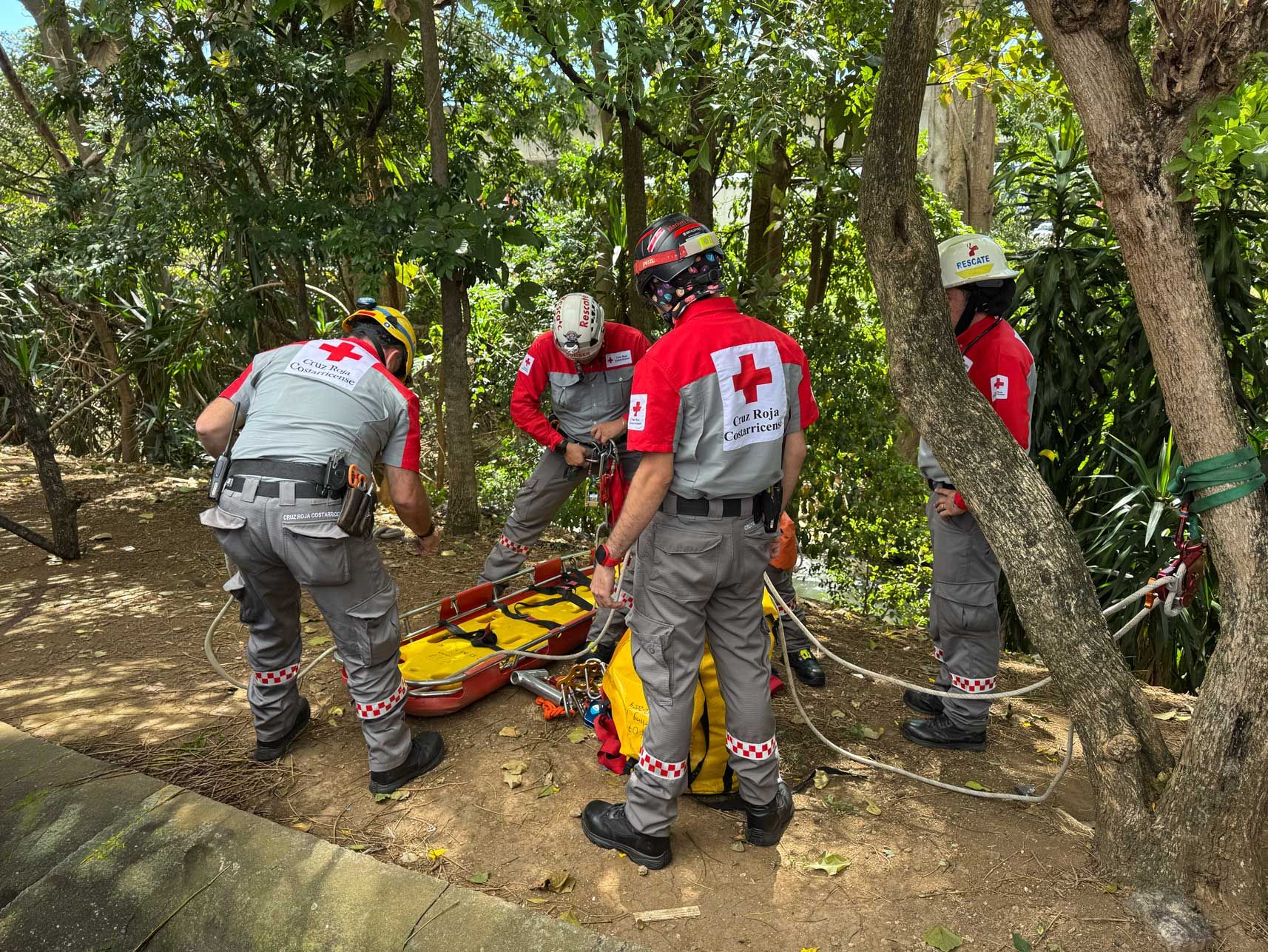 Cruz Roja Costarricense volunteers