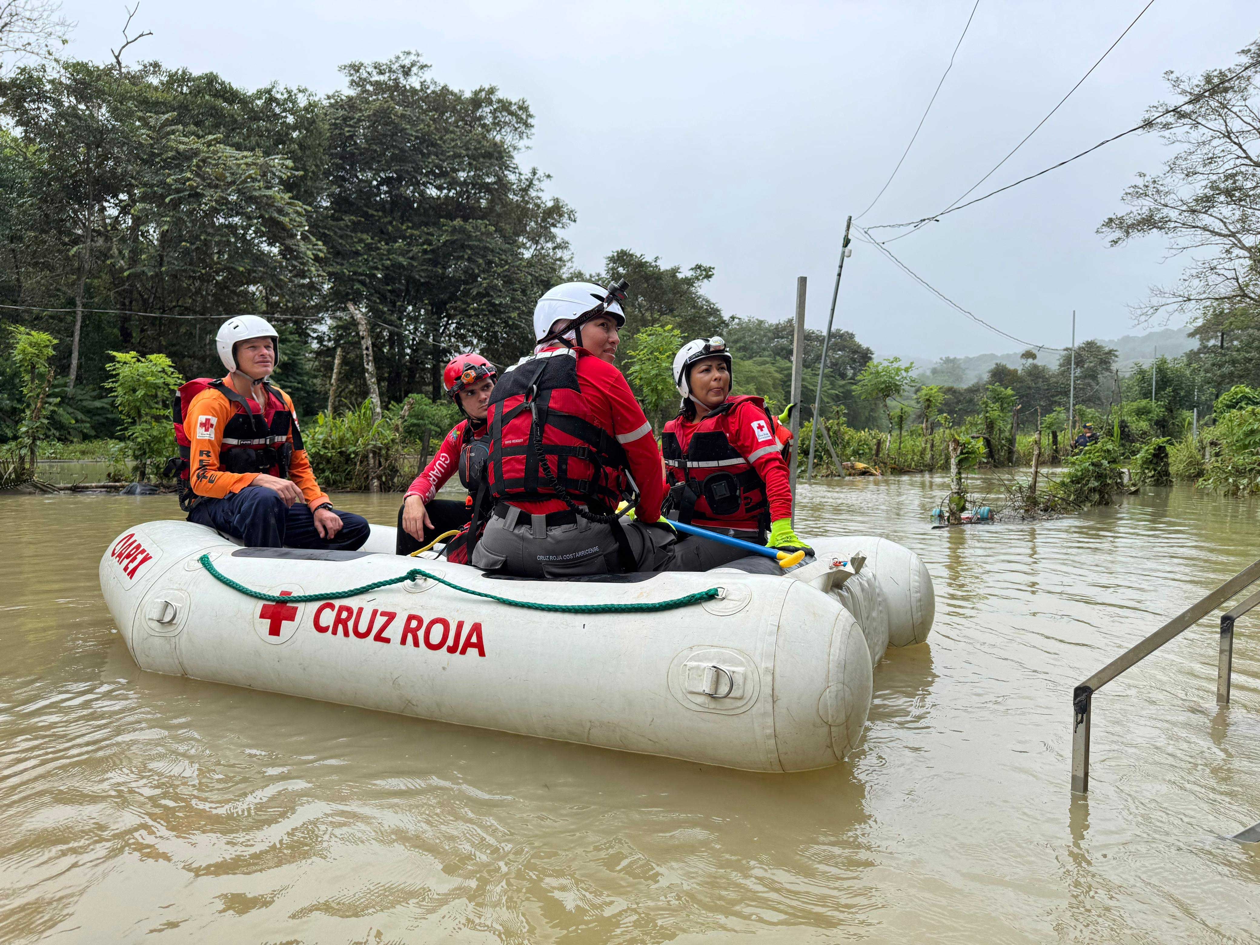 Personas recibiendo ayuda de Cruz Roja